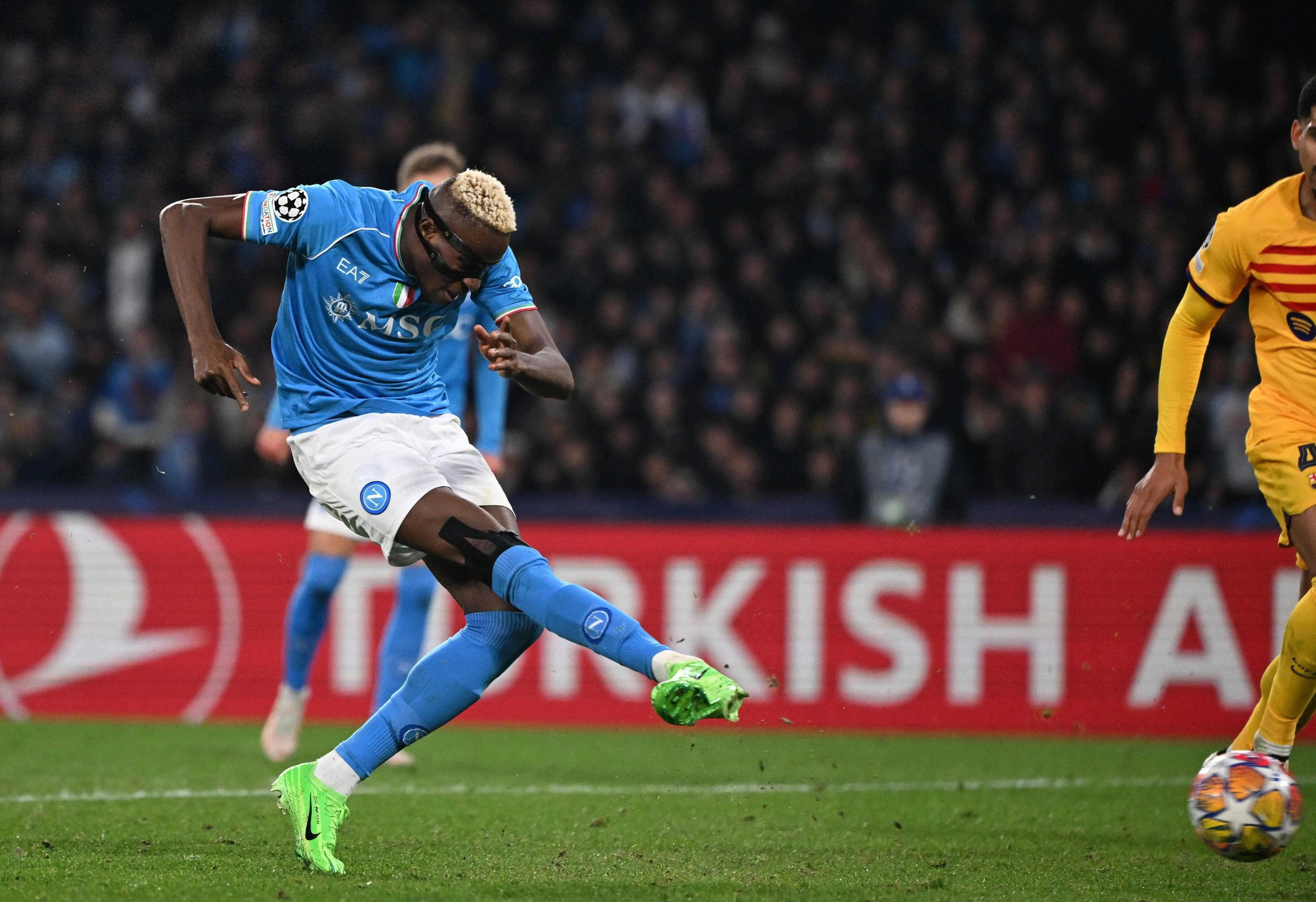 欧冠烽火中，那不勒斯的挣扎与突围